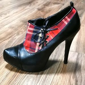 Qupid Red & Black Plaid Heels, Size 6